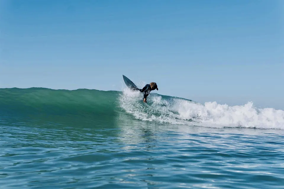 Surfer walking near the shore before a session
